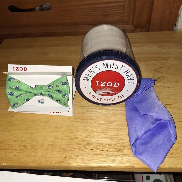 An Izod 3 piece men must have style set with a bowtie, shoestrings, handkerchief - Picture 1 of 7